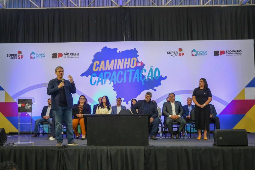 ALUNOS DE JAHU RECEBEM DIPLOMAS DO PROGRAMA 
