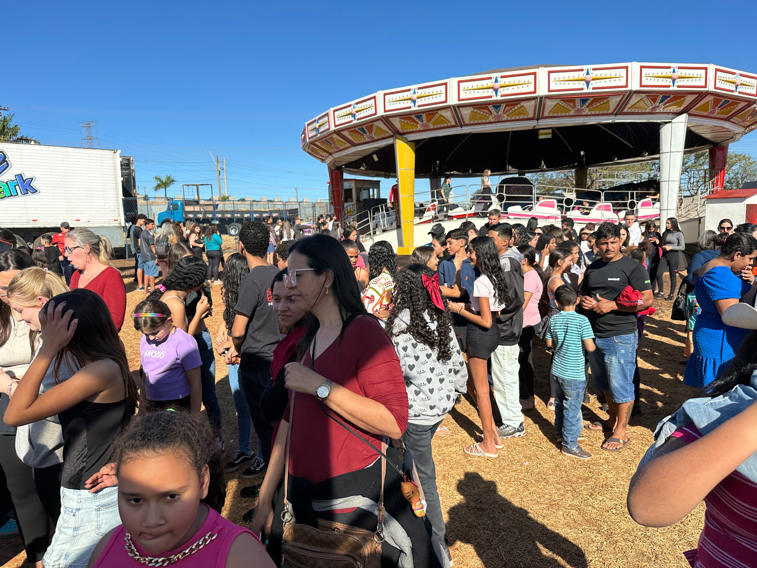 CRIANÇAS E ADOLESCENTES SE DIVERTEM COM BRINQUEDOS GRATUITOS NA EXPOJAHU