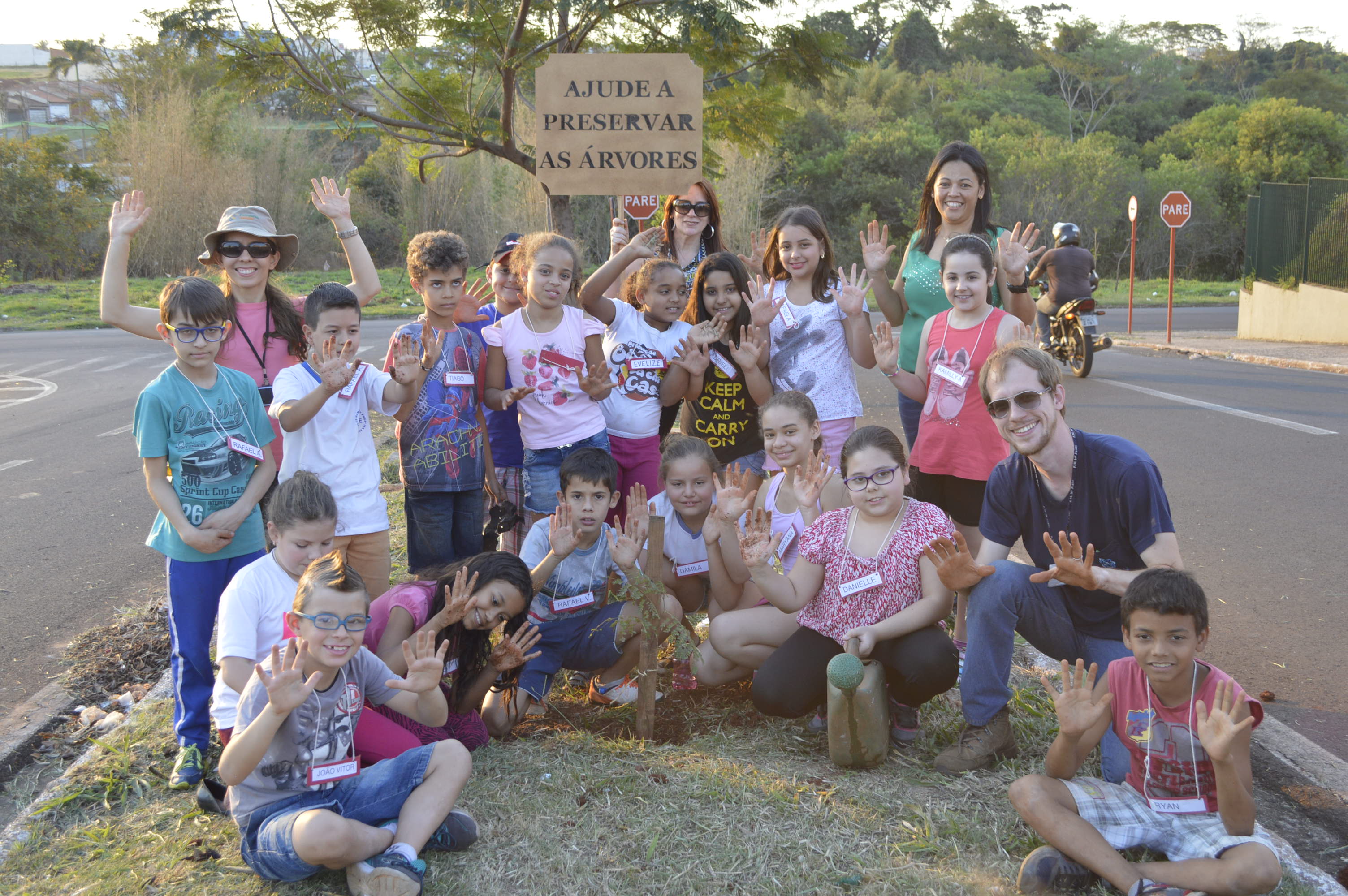 Alunos plantam árvores no projeto 