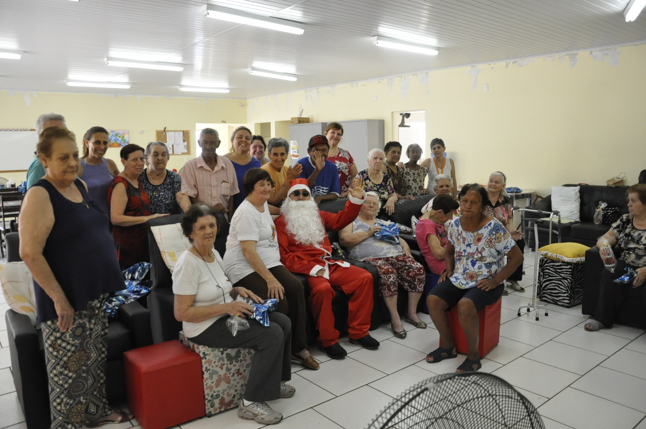 Centro Dia do Idoso recebe Papai Noel