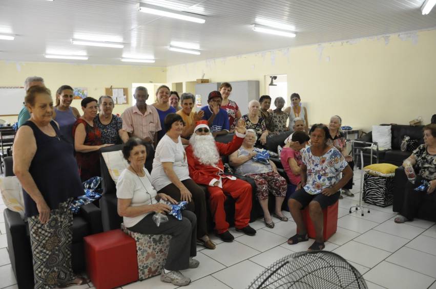 Centro Dia do Idoso recebe Papai Noel