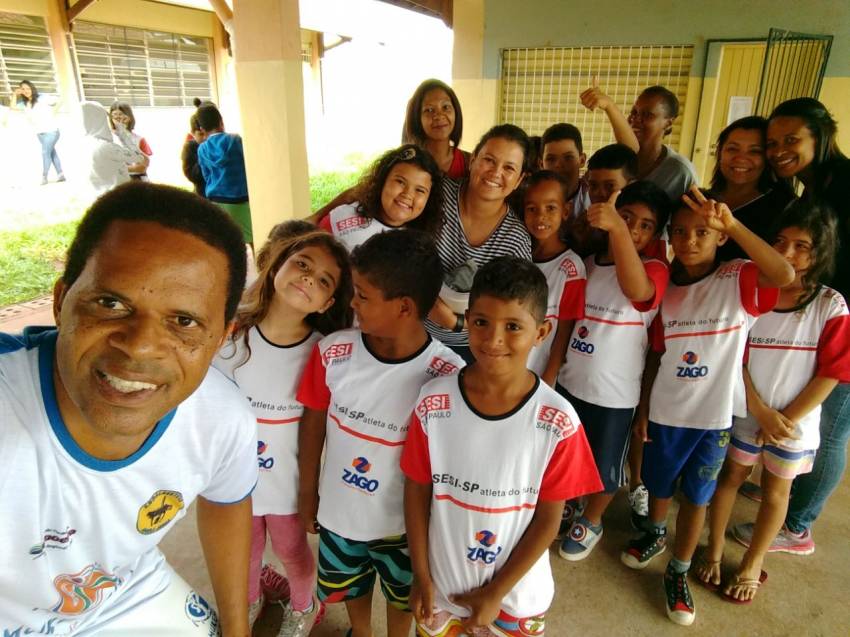 Alunos da escolinha municipal de Capoeira: apresentação em escola do Pires