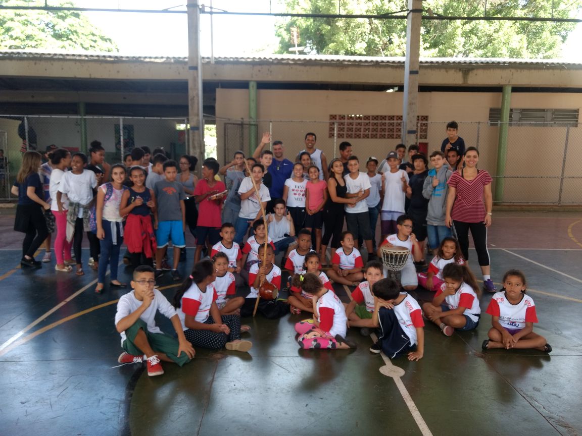 Alunos da escolinha municipal de Capoeira se apresentam em escola estadual
