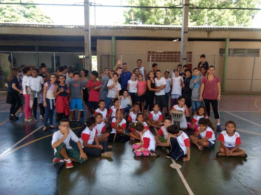 Alunos da escolinha municipal de Capoeira se apresentam em escola estadual