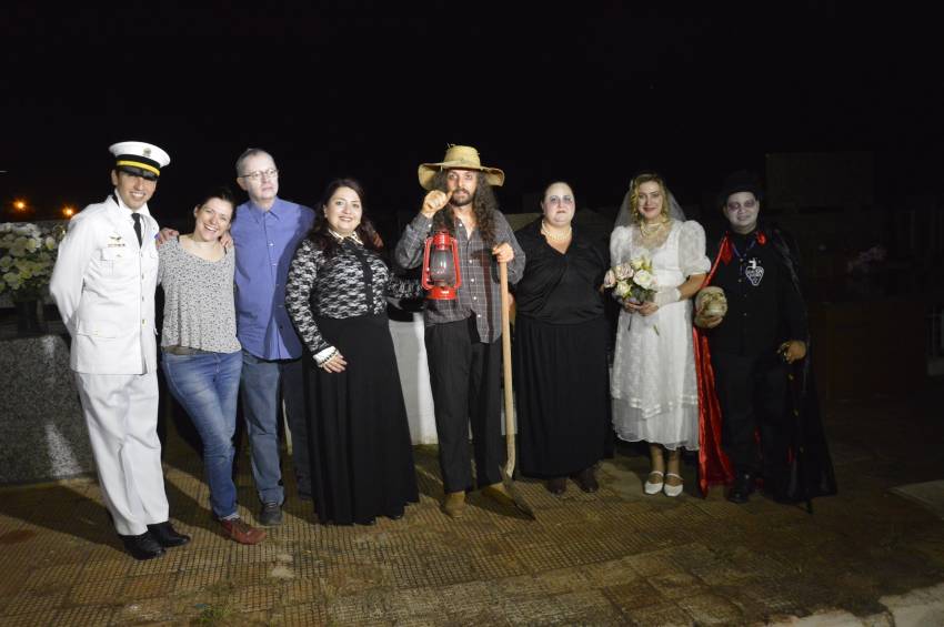 Passeio noturno de arte cemiterial ocorreu nessa sexta-feira em Jahu - FOTOS