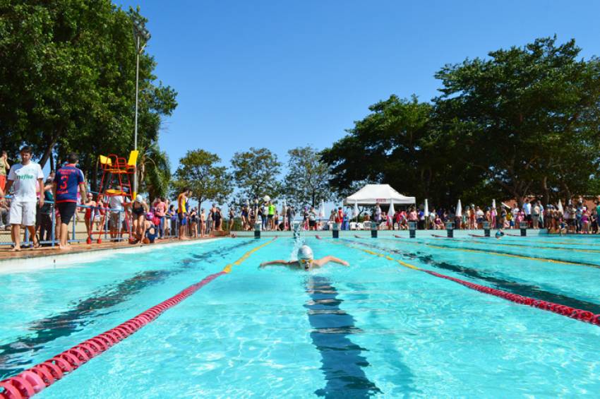 Natação conquista 80 medalhas e dispara na liderança