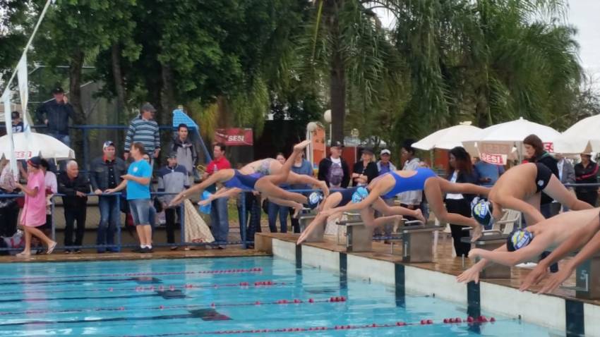 Natação conquista 54 medalhas e lidera a Liga Paulista de Natação