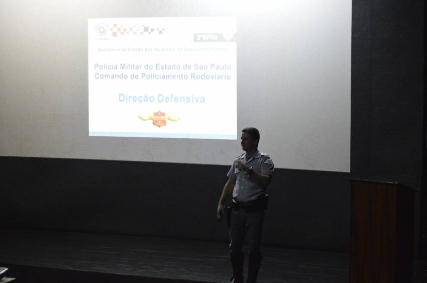 Motoristas do serviço municipal participam de palestra - FOTOS