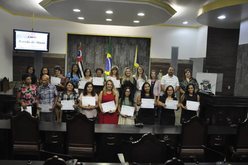Fundo Social de Solidariedade realiza formatura do curso de Escola da Moda do Núcleo de Qualificação Profissional - FOTOS