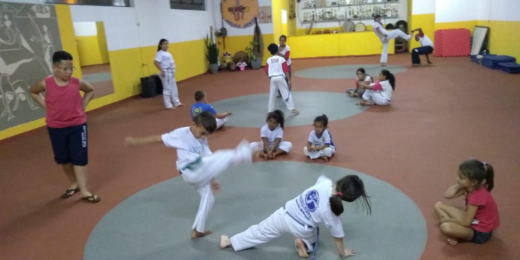 Prefeitura incentiva a prática da capoeira por meio da escolinha de iniciação