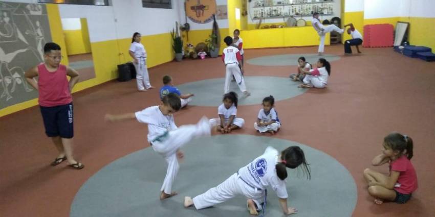 Prefeitura incentiva a prática da capoeira por meio da escolinha de iniciação