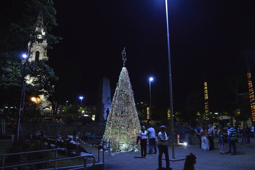 Fundo Social de Solidariedade e Secretaria de Cultura e Turismo inauguram Árvore do Projeto “Natal Espetacular” - FOTOS