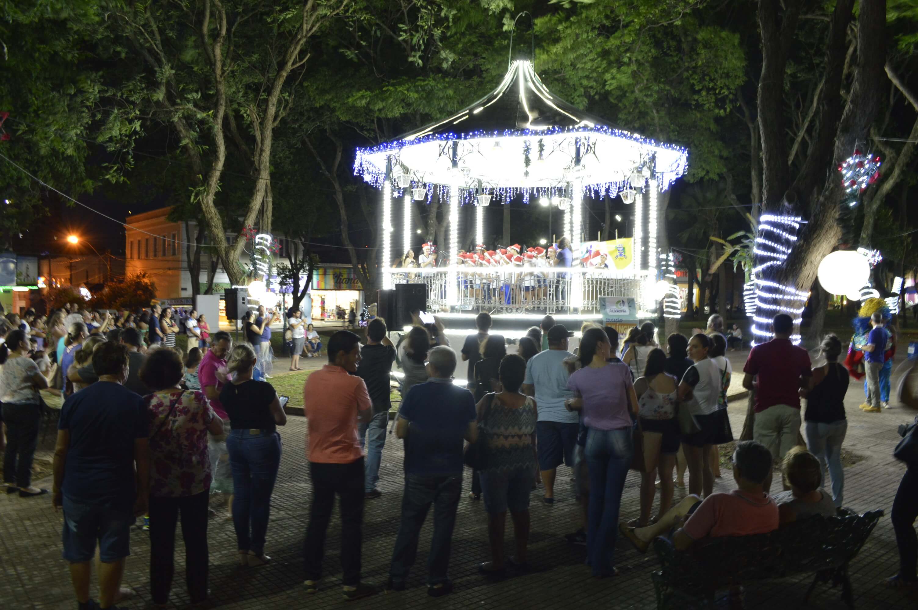 Natal 2018: Inauguração da iluminação da Praça da República e Apresentação do Coral do Colégio Academia e Escola Girassol - FOTOS