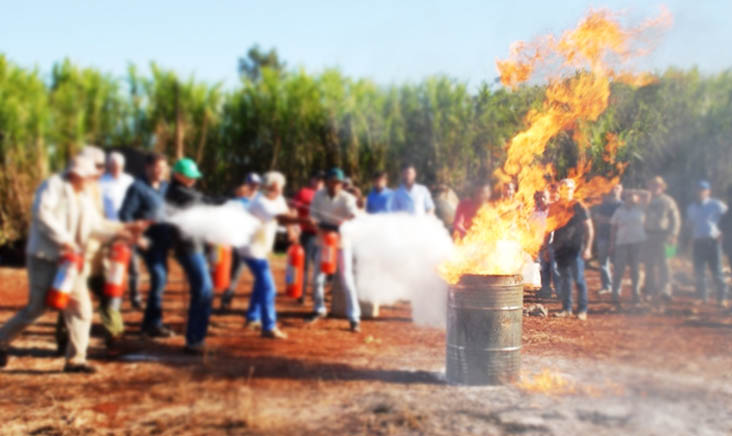 Prefeitura realiza curso de brigada de incêndio para servidores da educação.