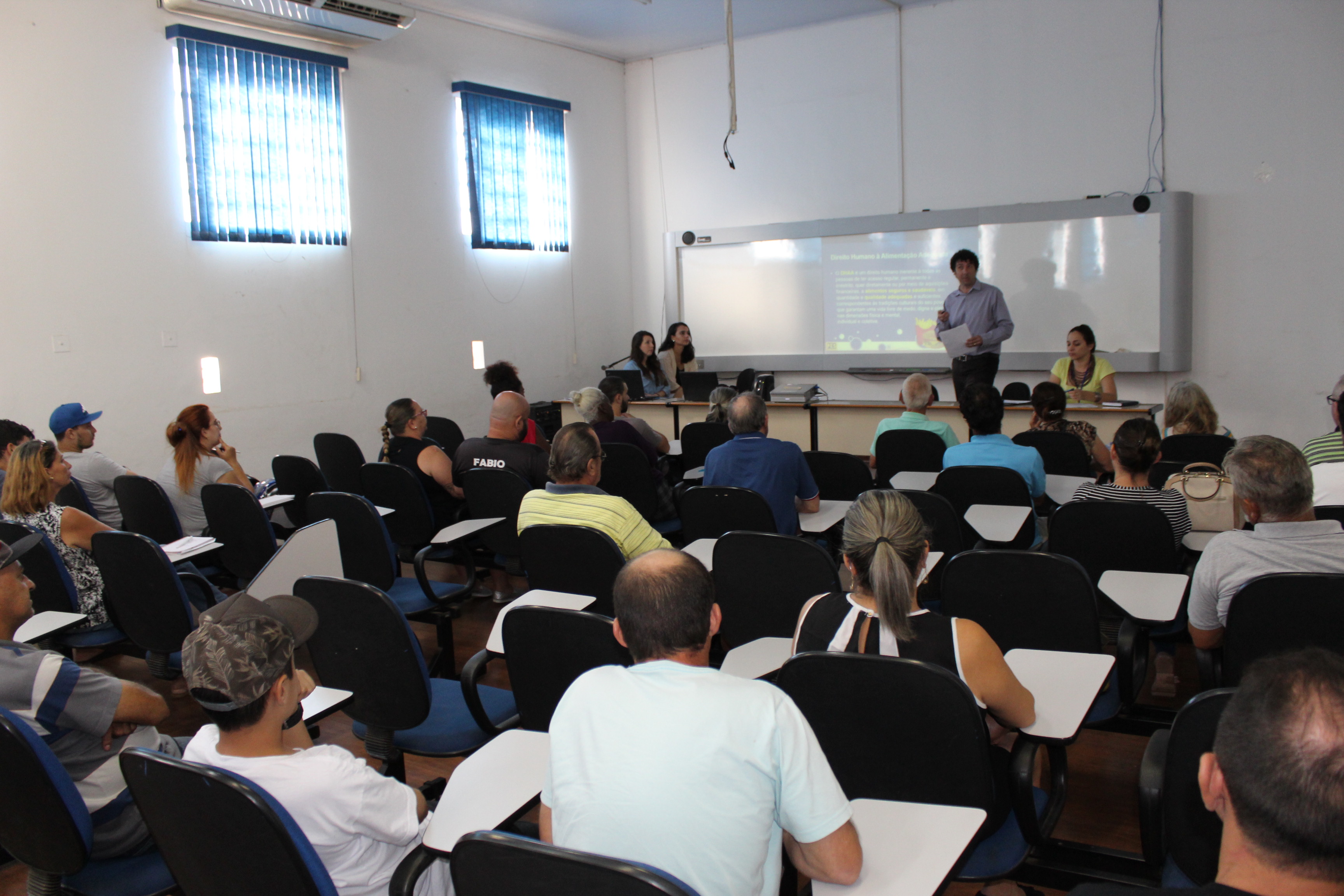 Prefeitura oferece curso da Vigilância Sanitária para ambulantes - FOTOS