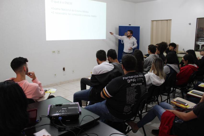 Alunos multiplicam conhecimento sobre o Enem
