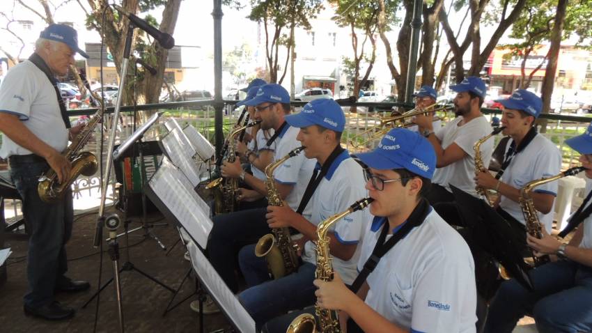Sábado na Praça especial nesse sábado