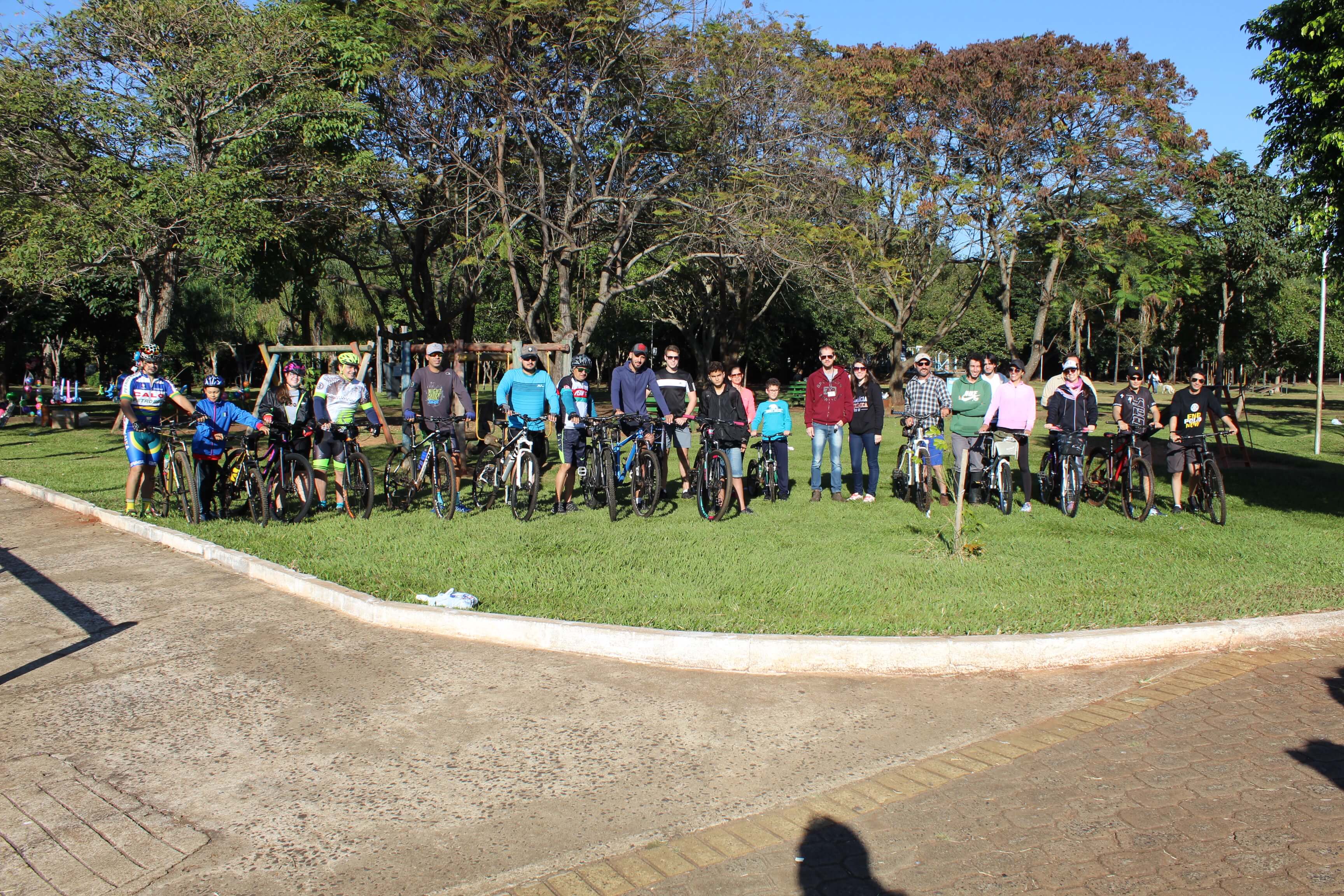 Semana do Meio Ambiente: Encerramento com Passeio Ciclístico e Plantio de Árvores na margem do Rio Jahu - FOTOS