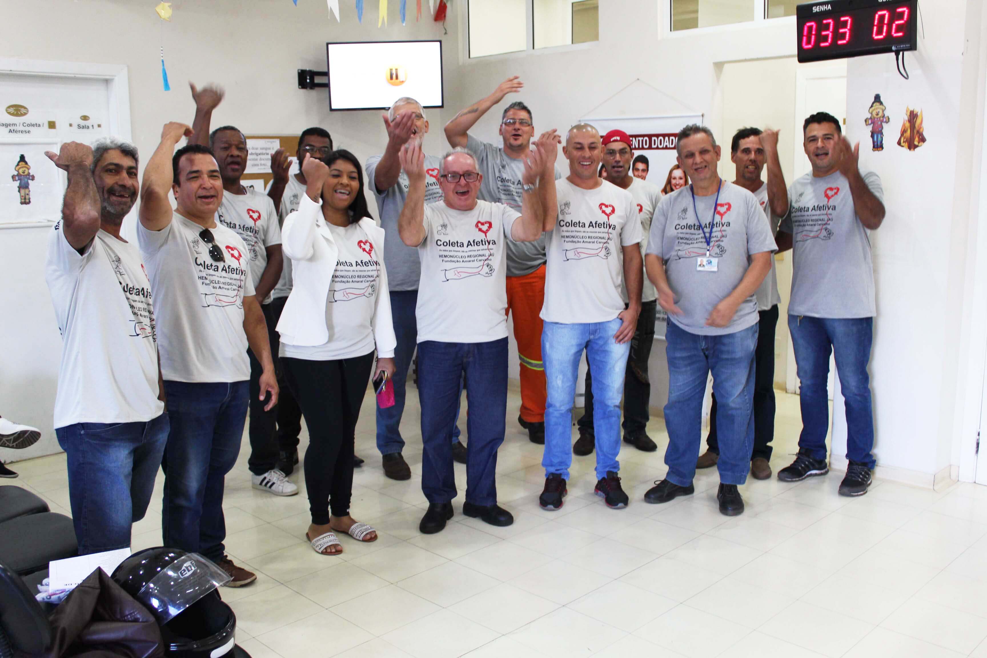 Coletores de lixo realizam campanha de doação de sangue - FOTOS