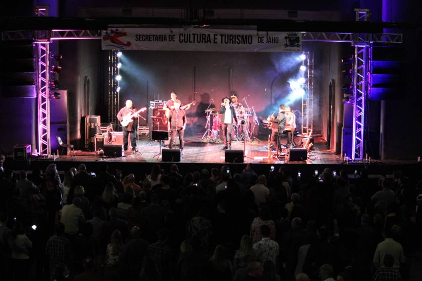 28ª edição do Festival de Inverno de Jahu: Show com a Banda Placa Luminosa no AERO Clube - FOTOS