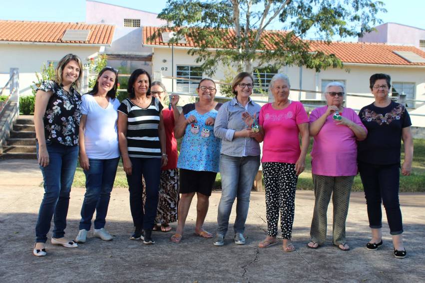 Aula de artesanato em feltro é realizada na Vila Dignidade