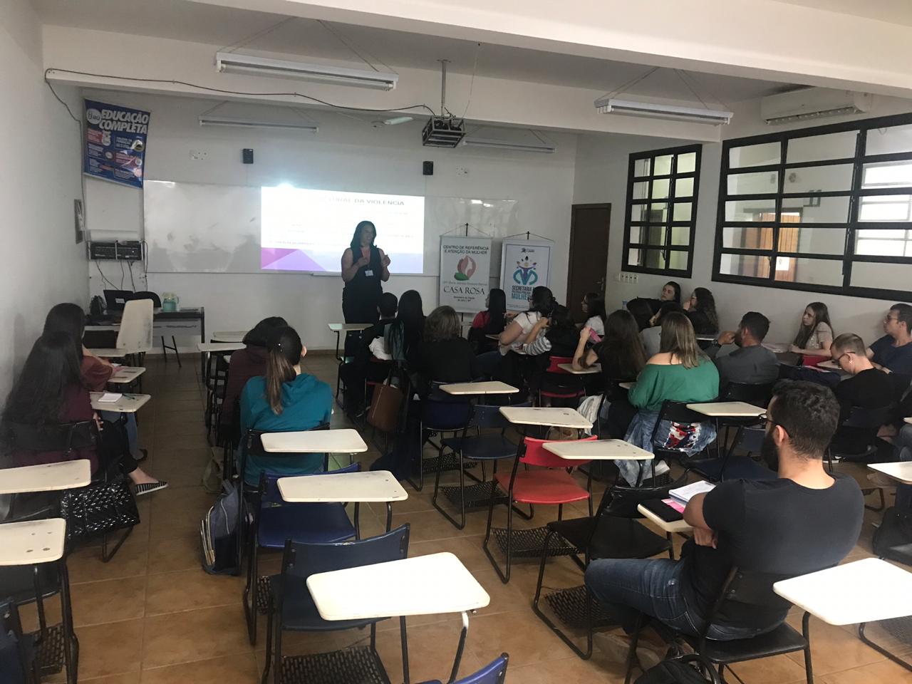 Secretaria de Políticas Públicas para Mulheres: orientação sobre violência doméstica