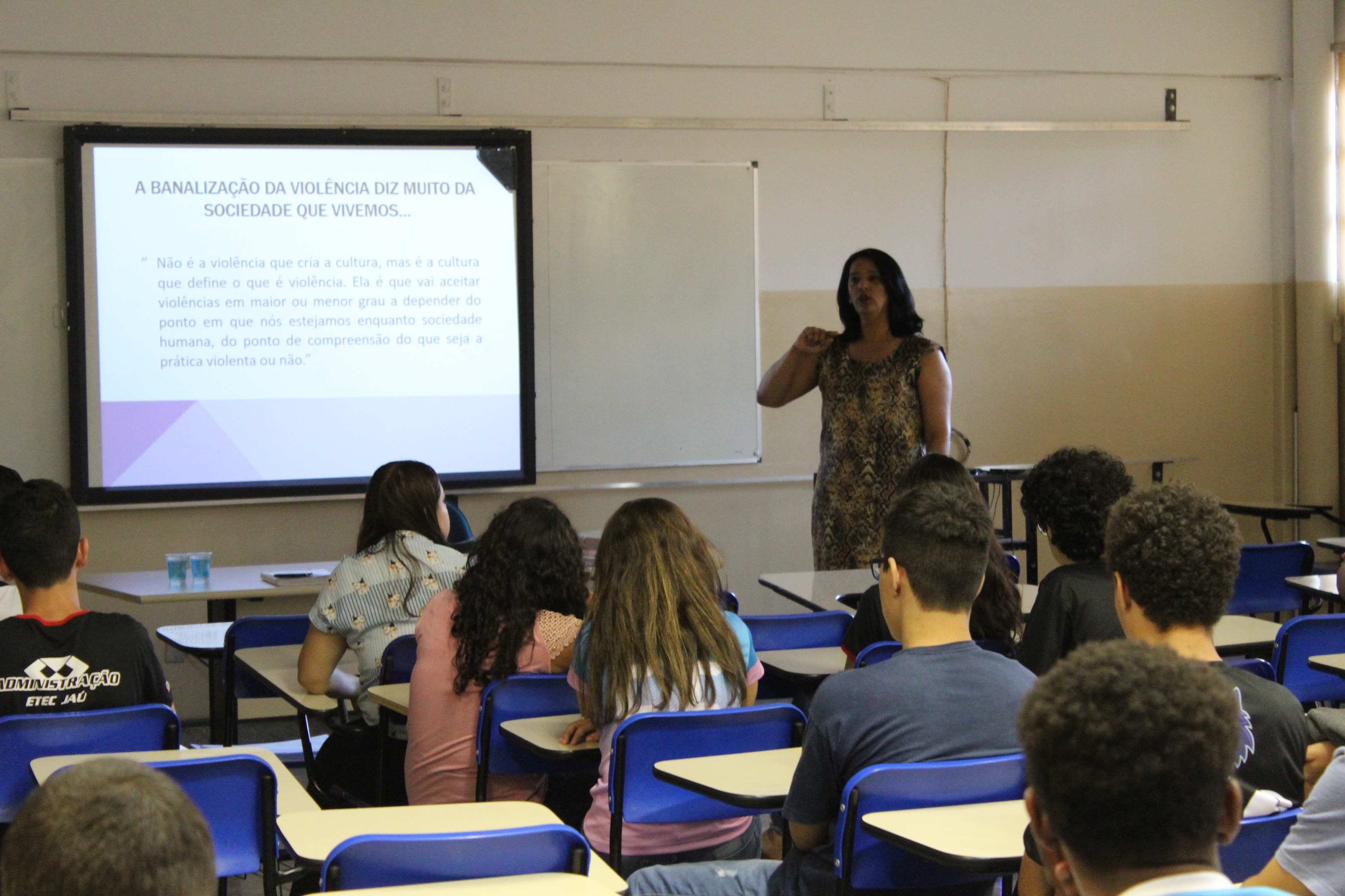 Secretaria de Políticas Públicas para Mulheres: palestra sobre Feminicídio