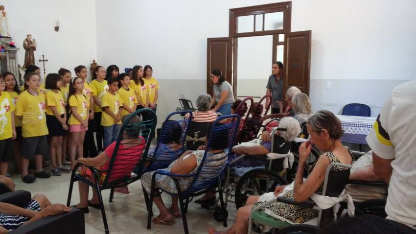 Projeto Guri: alunos doam material de limpeza arrecadado para Abrigo São Lourenço