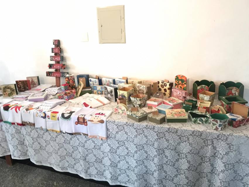 Feira com os trabalhos dos alunos dos cursos de artesanato