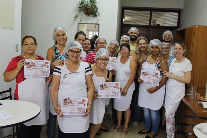 Fundo Social de Solidariedade realiza curso de Trufas e Torta Holandesa - FOTOS 1ª turma