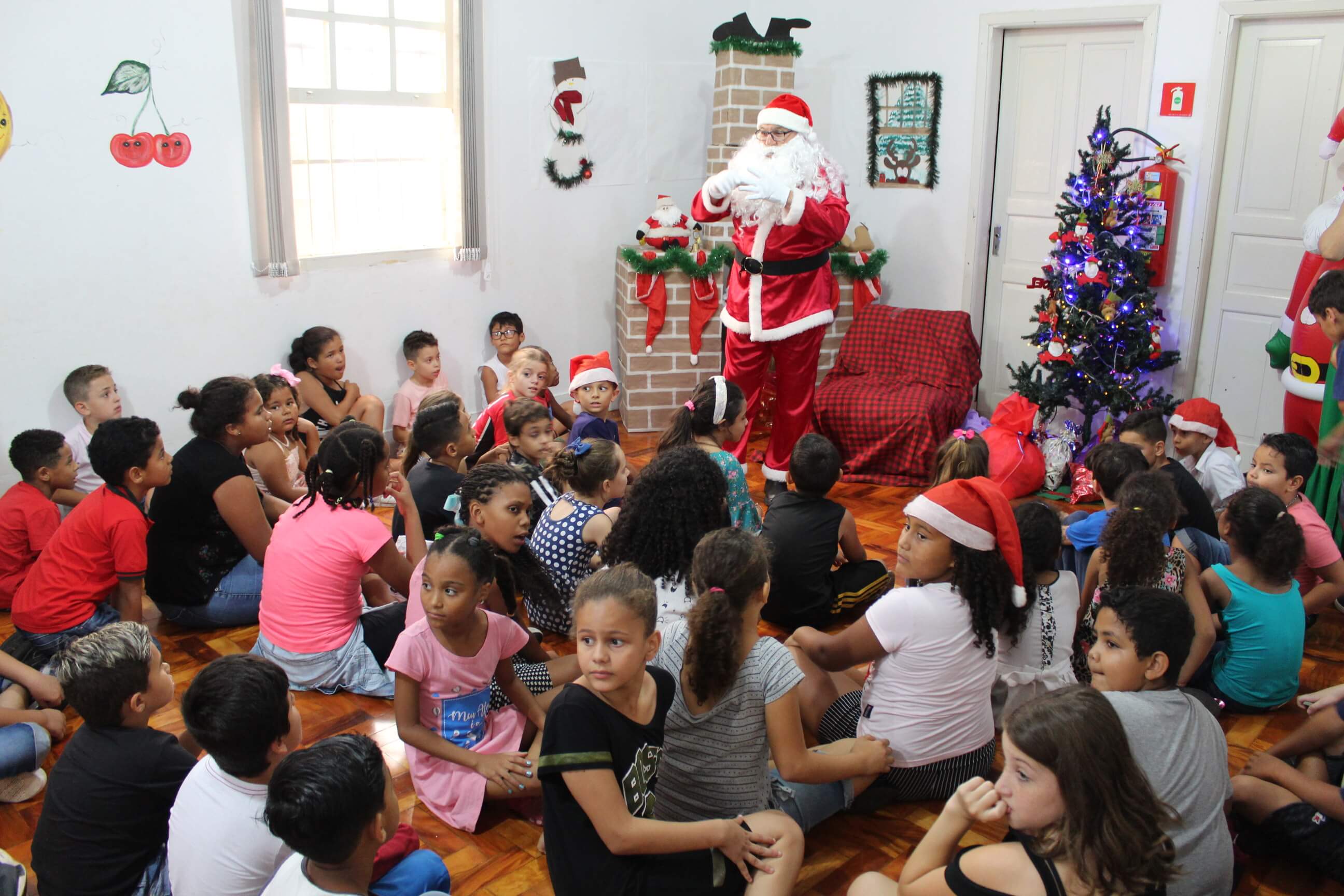 Centro Municipal de Convivência e Fortalecimento de Vínculos recebe Papai Noel nesta tarde - FOTOS