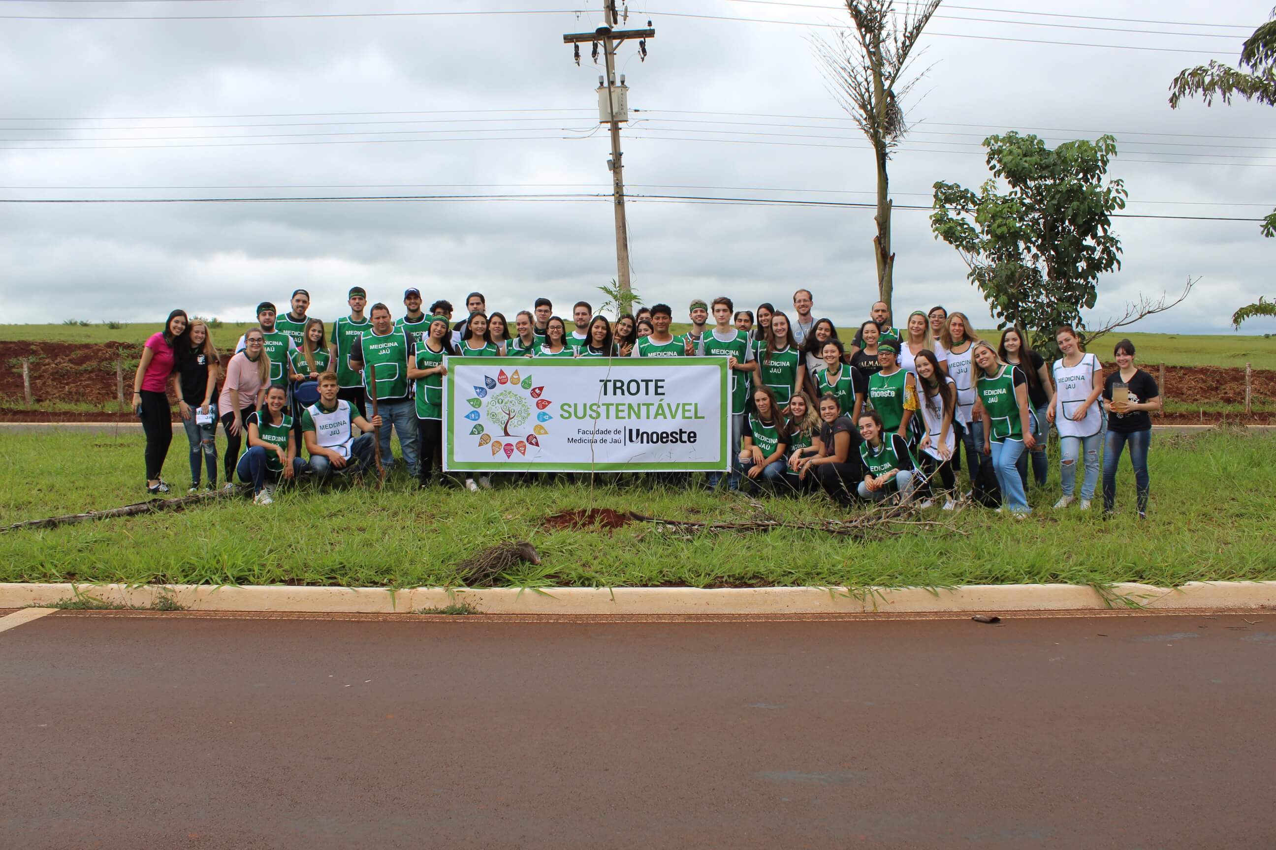 Prefeitura realiza plantio de árvores com alunos do curso de medicina