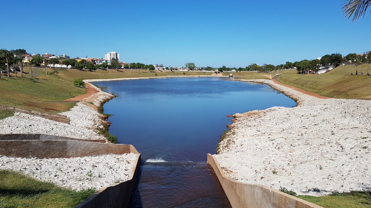 Prefeitura realiza serviços de manutenção no lago