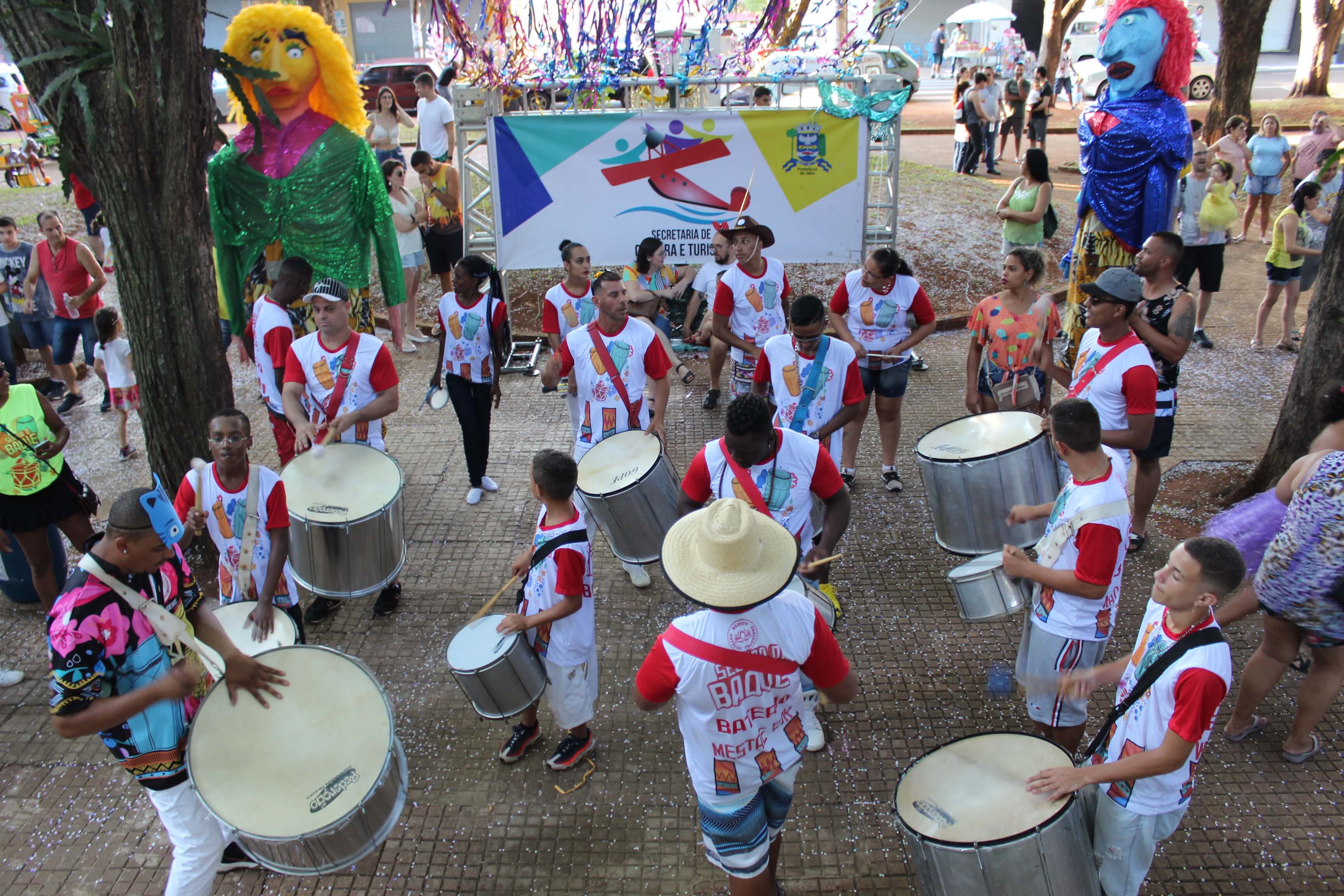 Carnaval JAÚ FOLIA 2020: 23/02 - Domingo - Matinê na Praça da República com Capoeira Bantus e Bloco Primavera a noite show com a Pop Band Show - FOTOS