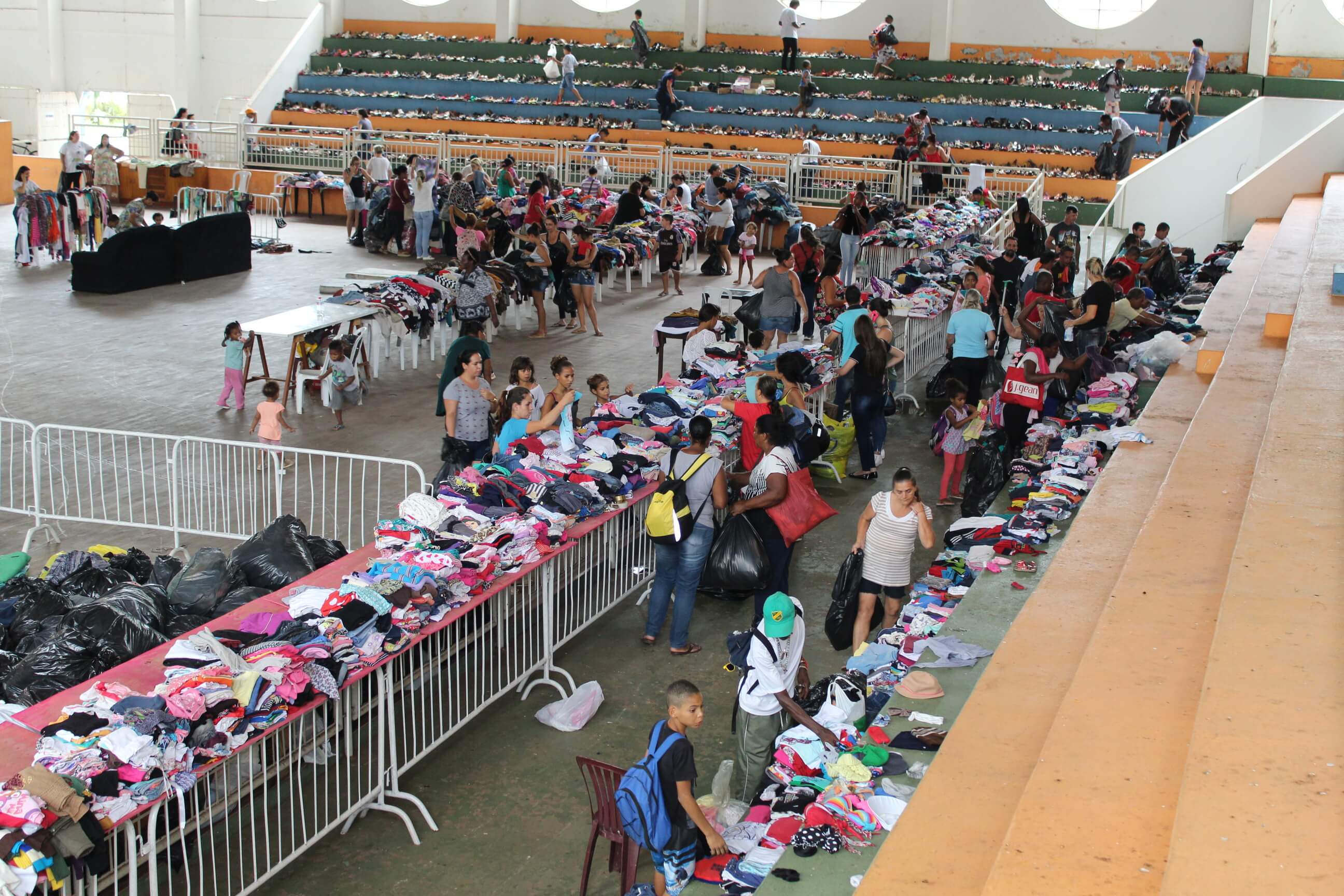 Prefeitura faz bazar para entrega de roupas - FOTOS
