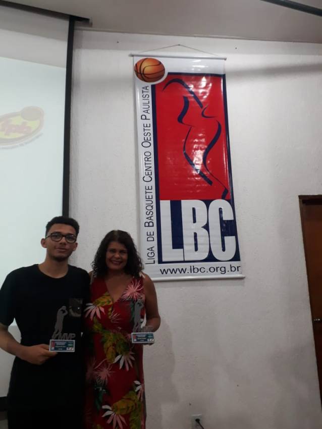 Integrantes do basquete jauense recebem premiação em Bauru
