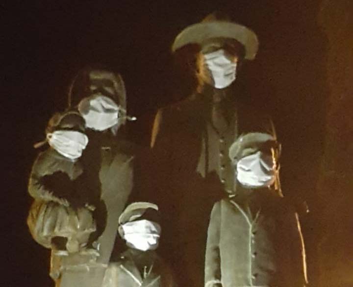 Monumentos ganham máscaras em prevenção à Covid-19