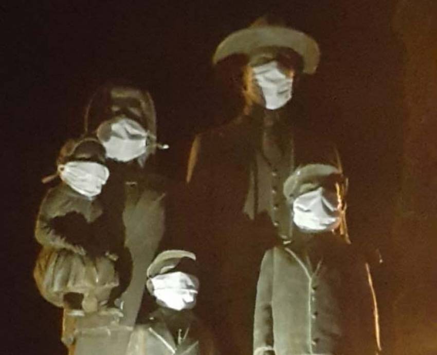 Monumentos ganham máscaras em prevenção à Covid-19