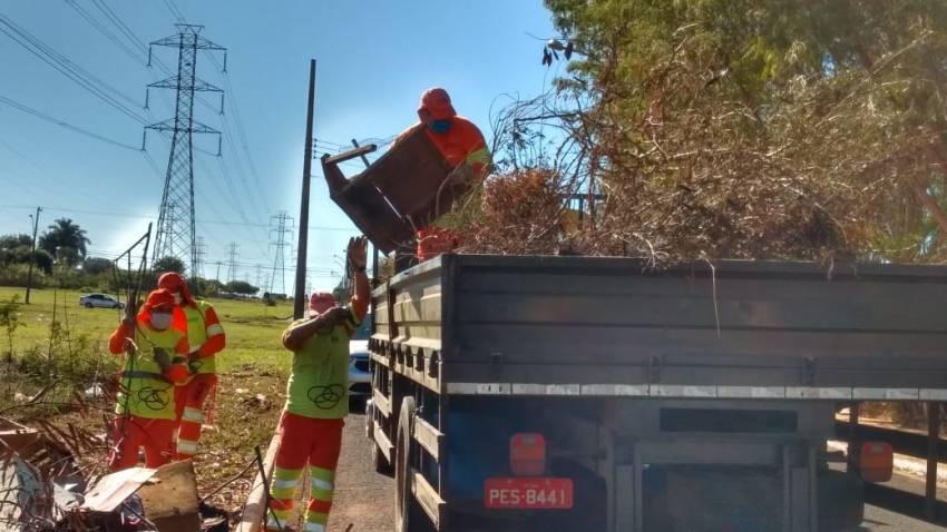 Saúde realiza mutirão de limpeza contra o Aedes Aegypti em bairros prioritários