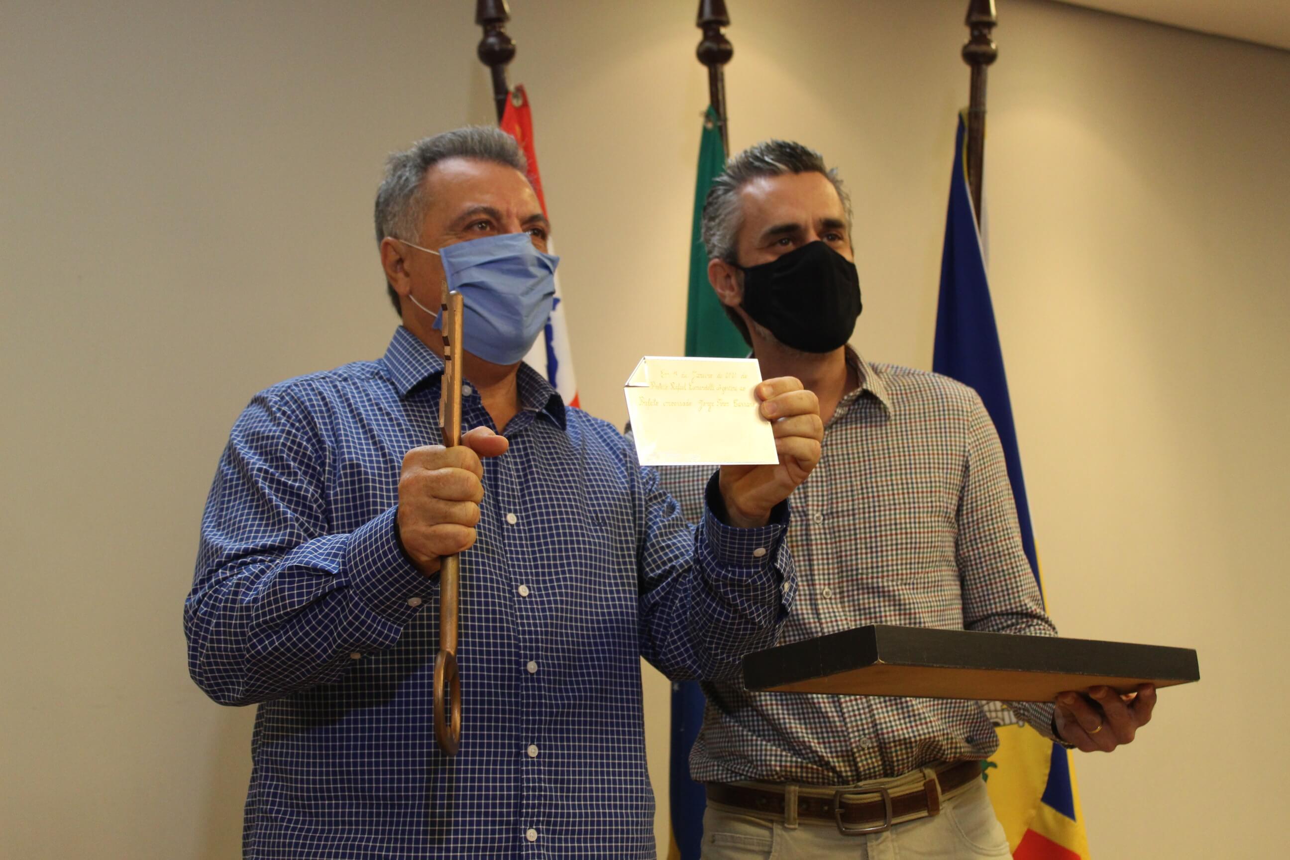 Prefeito Rafael Agostini entrega chaves da cidade para prefeito eleito Ivan Cassaro