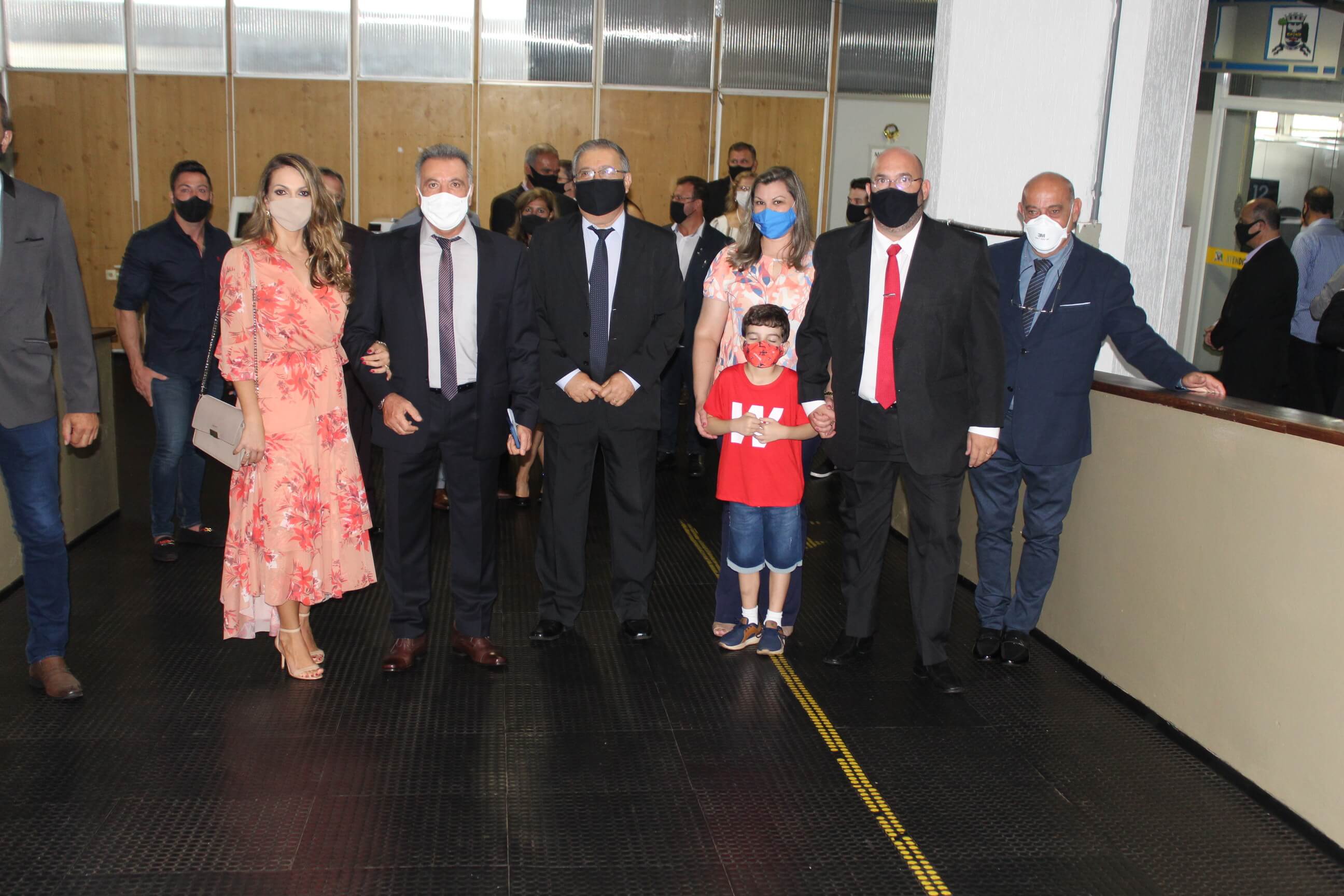 Prefeito e vice prefeito eleitos tomam posse