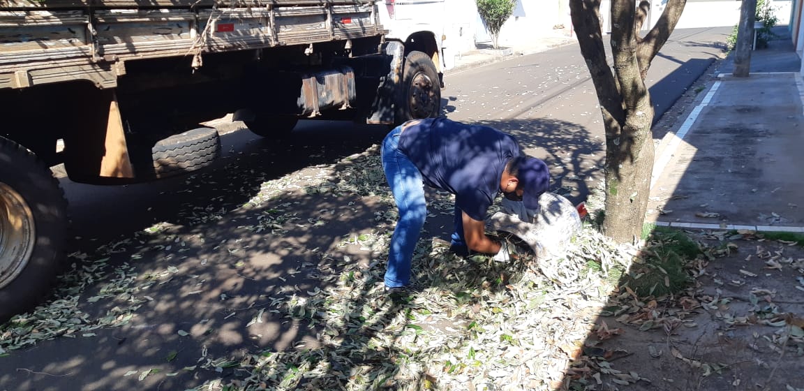 MUTIRÃO DE LIMPEZA RETIRA GRANDE QUANTIDADE DE MATERIAL DAS RUAS