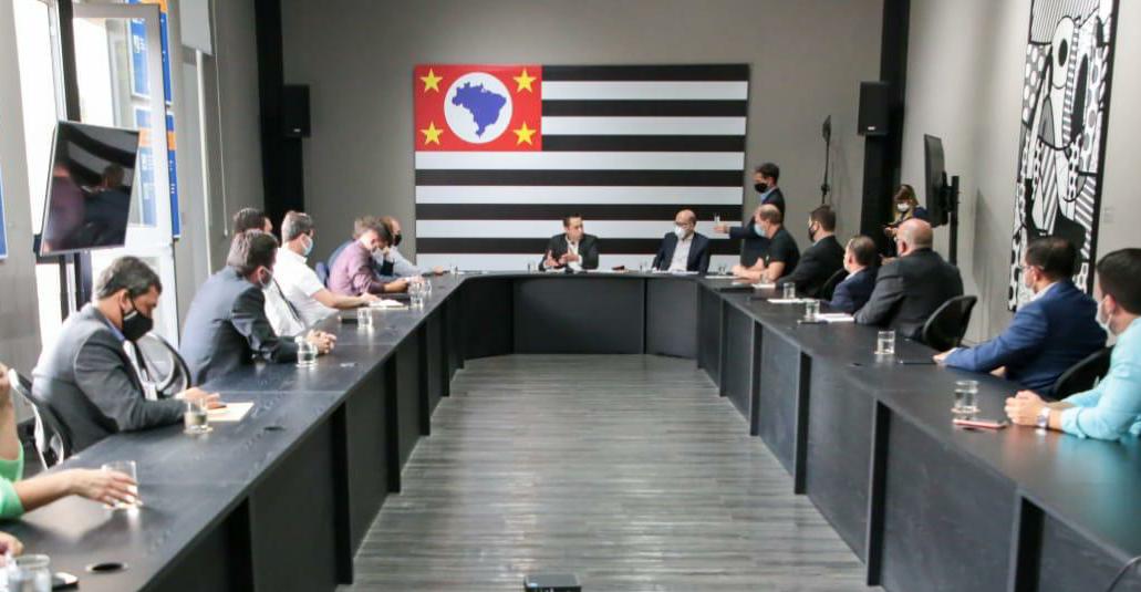 PREFEITURA COBRA DO ESTADO LEITOS, FLEXIBILIZAÇÃO DO COMÉRCIO E AUTONOMIA ADMINISTRATIVA NA SAÚDE