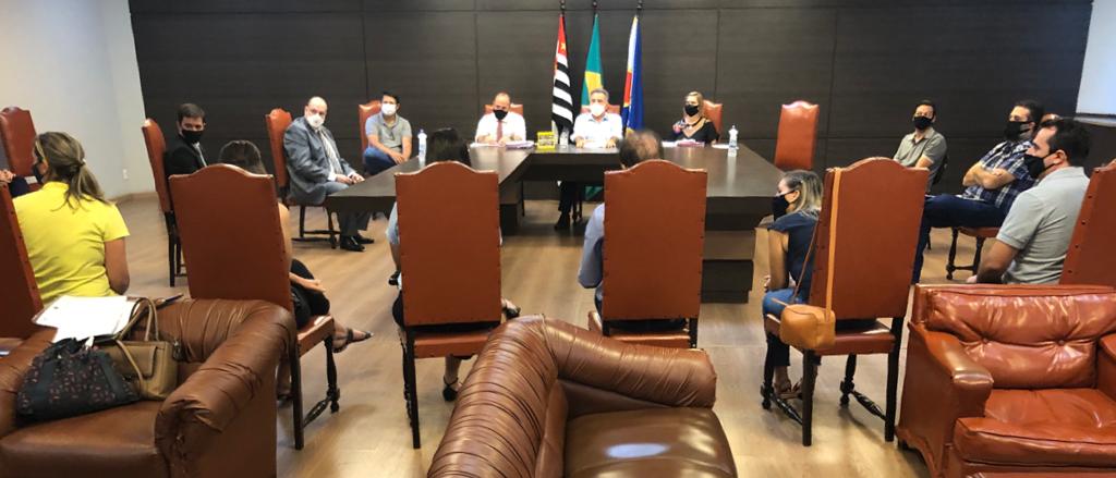 PREFEITO DISCUTE VOLTA ÀS AULAS COM REPRESENTANTES DE ESCOLAS