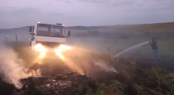 EQUIPE DA PREFEITURA APAGA 2 INCÊNDIOS