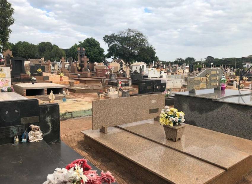 CEMITÉRIO TEM MOVIMENTO EXPRESSIVO NO DIA DAS MÃES