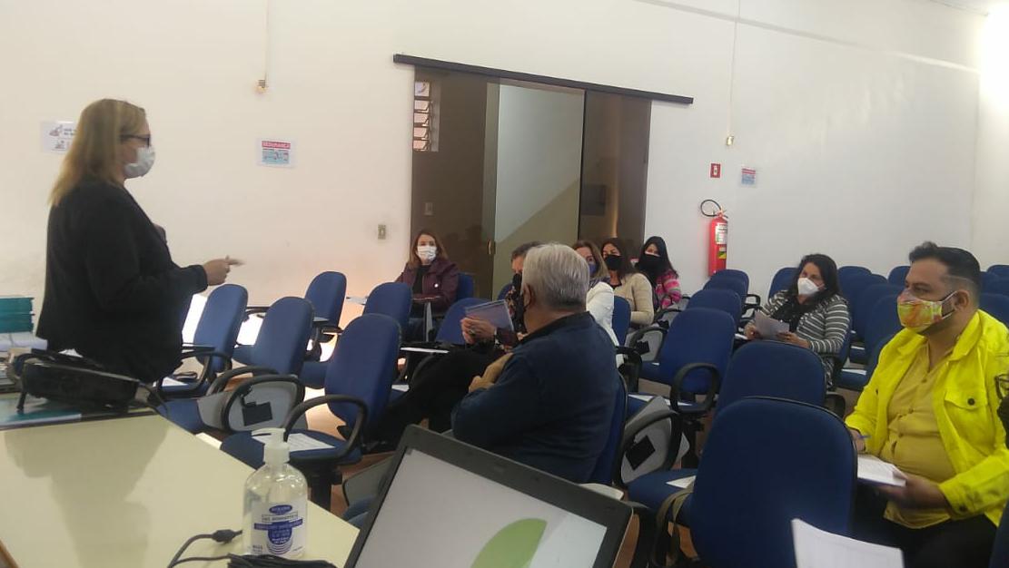 PROFISSIONAIS DA EDUCAÇÃO DISCUTEM ENSINO HÍBRIDO