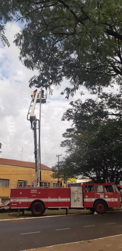 BOMBEIROS E SECRETARIA TROCAM LÂMPADAS QUEIMADAS