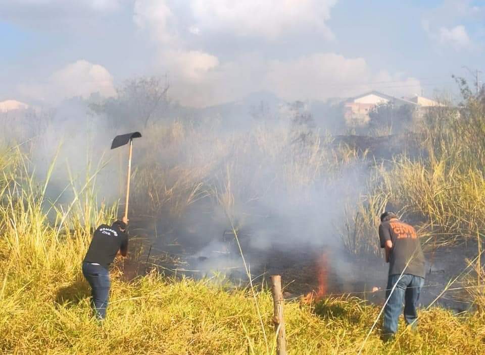 DEFESA CIVIL CONTROLA INCÊNDIO DE GRANDE PORTE