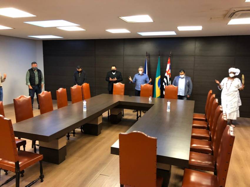 PREFEITURA REÚNE LÍDERES RELIGIOSOS PARA ORAÇÃO